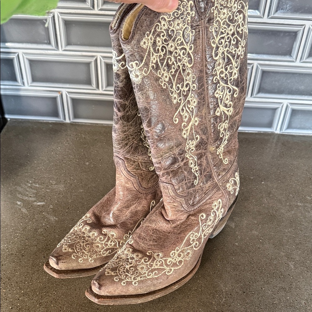 Corral Brown Western Cowboy Boots with Embroidered Design